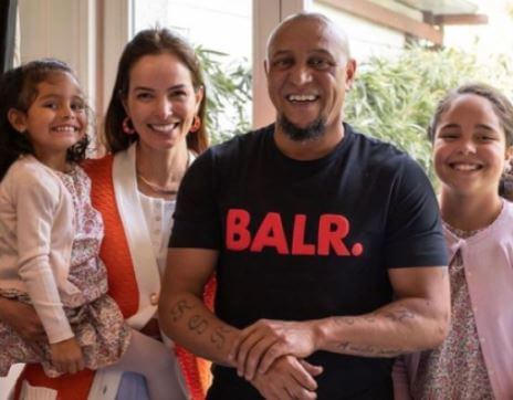 Mariana Luccon with her husband Roberto Carlos and daughters Manuela and Marina.